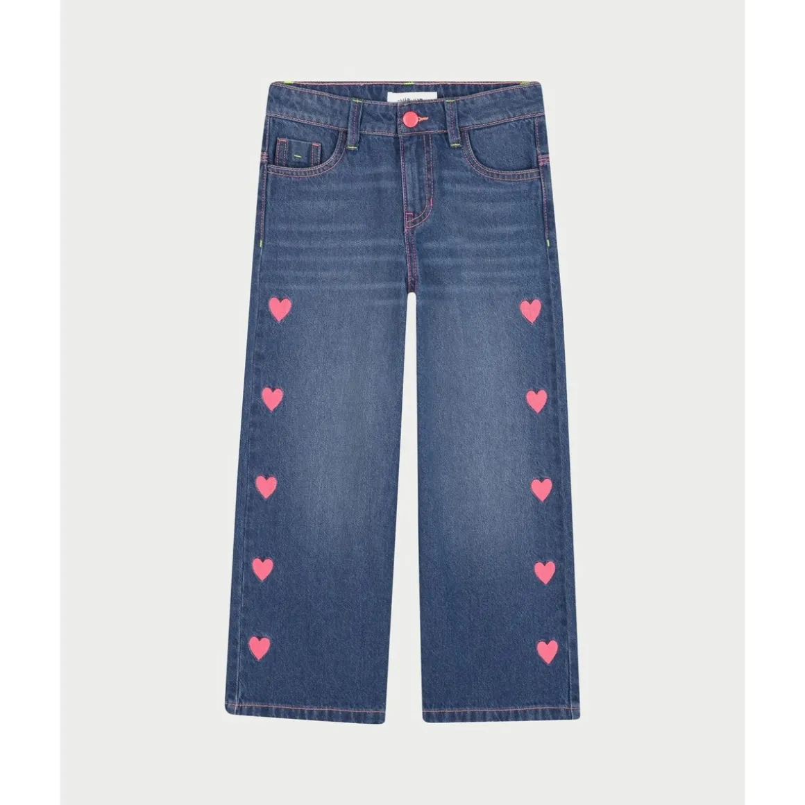Jean fillette avec cœurs appliqués